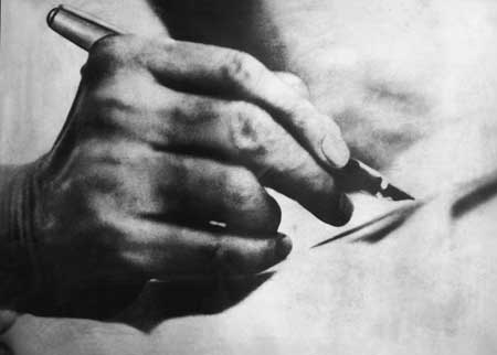 Photo of the right hand of Mahatma Gandhi, while writing.jpg